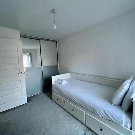 Beautiful 4-Bedroom House With Private Garden & Parking Edinburg Exteriör bild