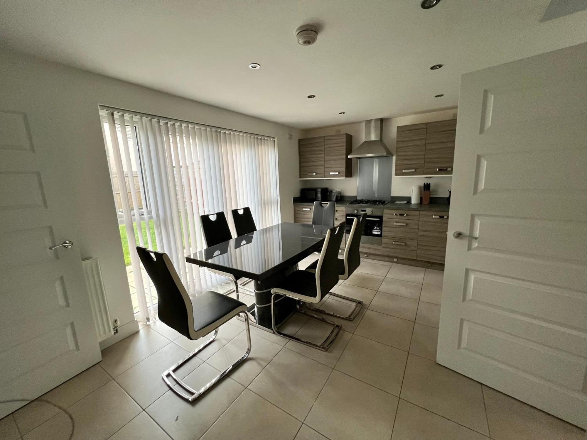 Beautiful 4-Bedroom House With Private Garden & Parking Edinburg Exteriör bild